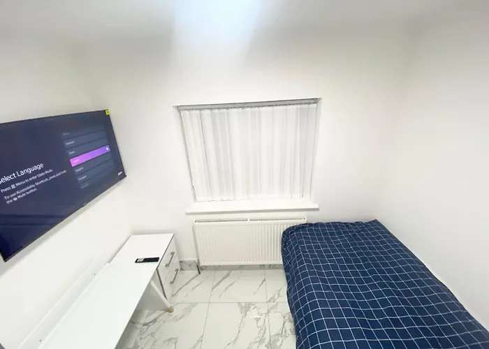 The Royal Boutique Regent Lodge By London , Sleep 8