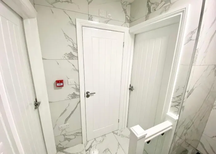The Royal Boutique Regent Lodge By London , Sleep 8