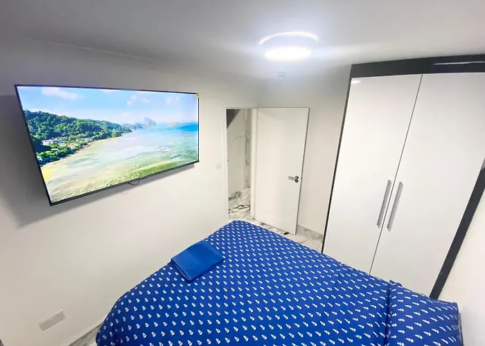 The Royal Boutique Regent Lodge By London , Sleep 8